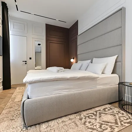 Three Pearls Deluxe &