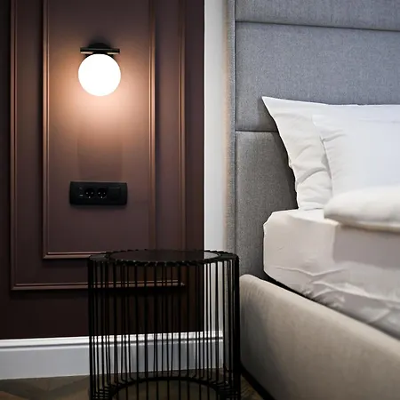 Three Pearls Deluxe & * Zara