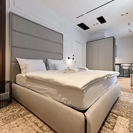 Three Pearls Deluxe & アパート