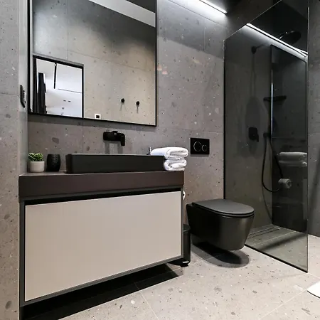 Three Pearls Deluxe &