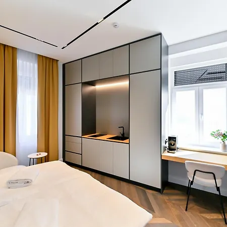 Three Pearls Deluxe & * Zara