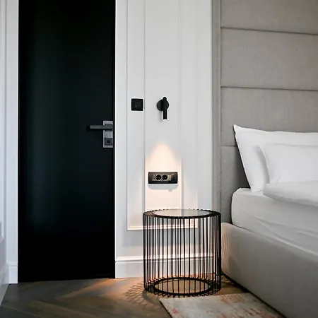 Three Pearls Deluxe &