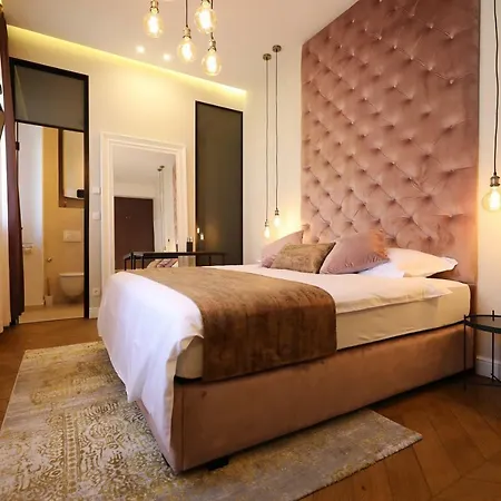 Three Pearls Deluxe & * Zara