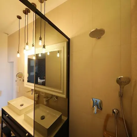 Three Pearls Deluxe & Zara