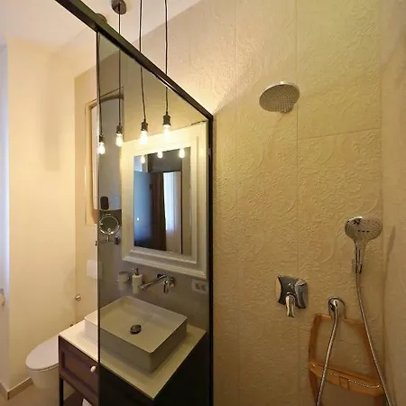 Three Pearls Deluxe &