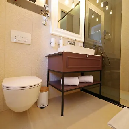 Three Pearls Deluxe &