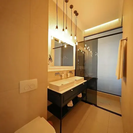 Three Pearls Deluxe & アパート