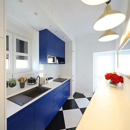 Three Pearls Deluxe & * Zara