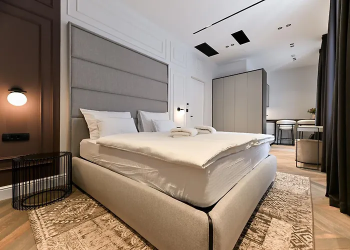 Three Pearls Deluxe & Apartment