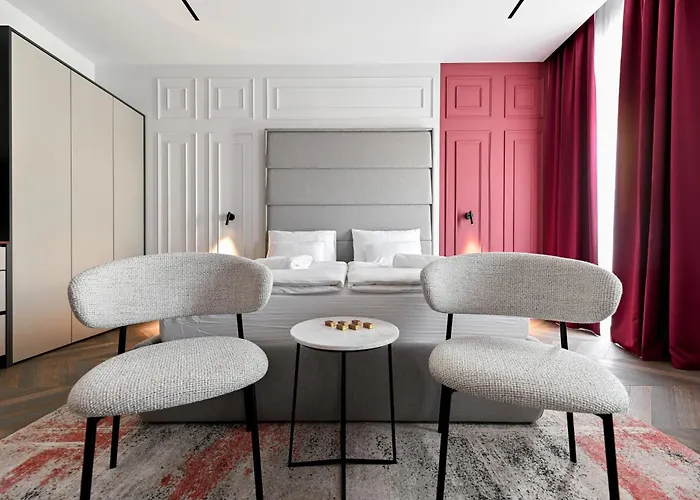 Three Pearls Deluxe & Apartment *