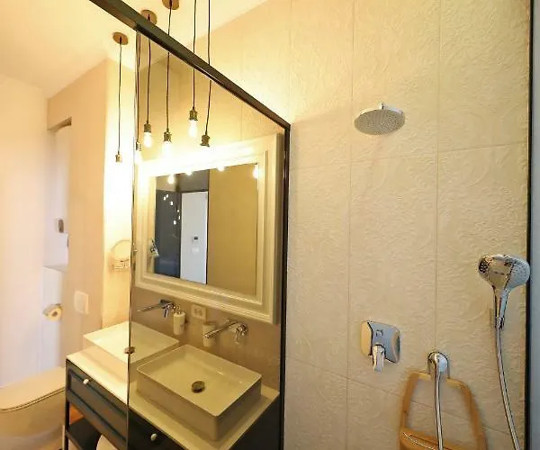 Three Pearls Deluxe & Apartment