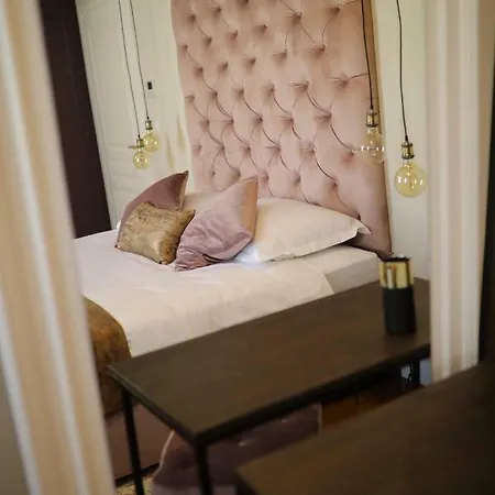 Three Pearls Deluxe & *