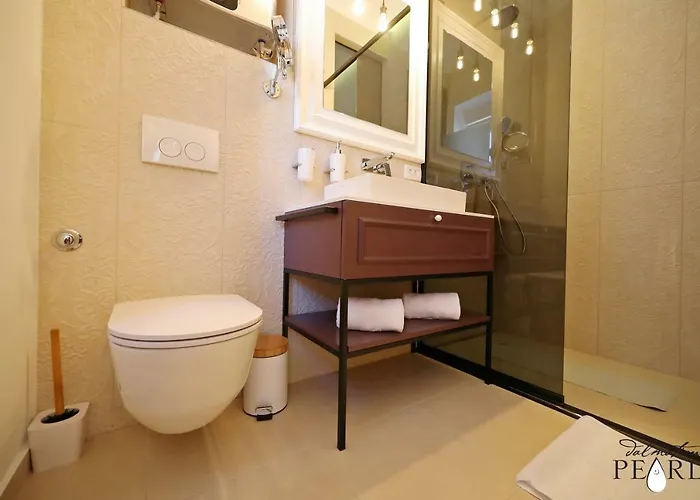 Three Pearls Deluxe &